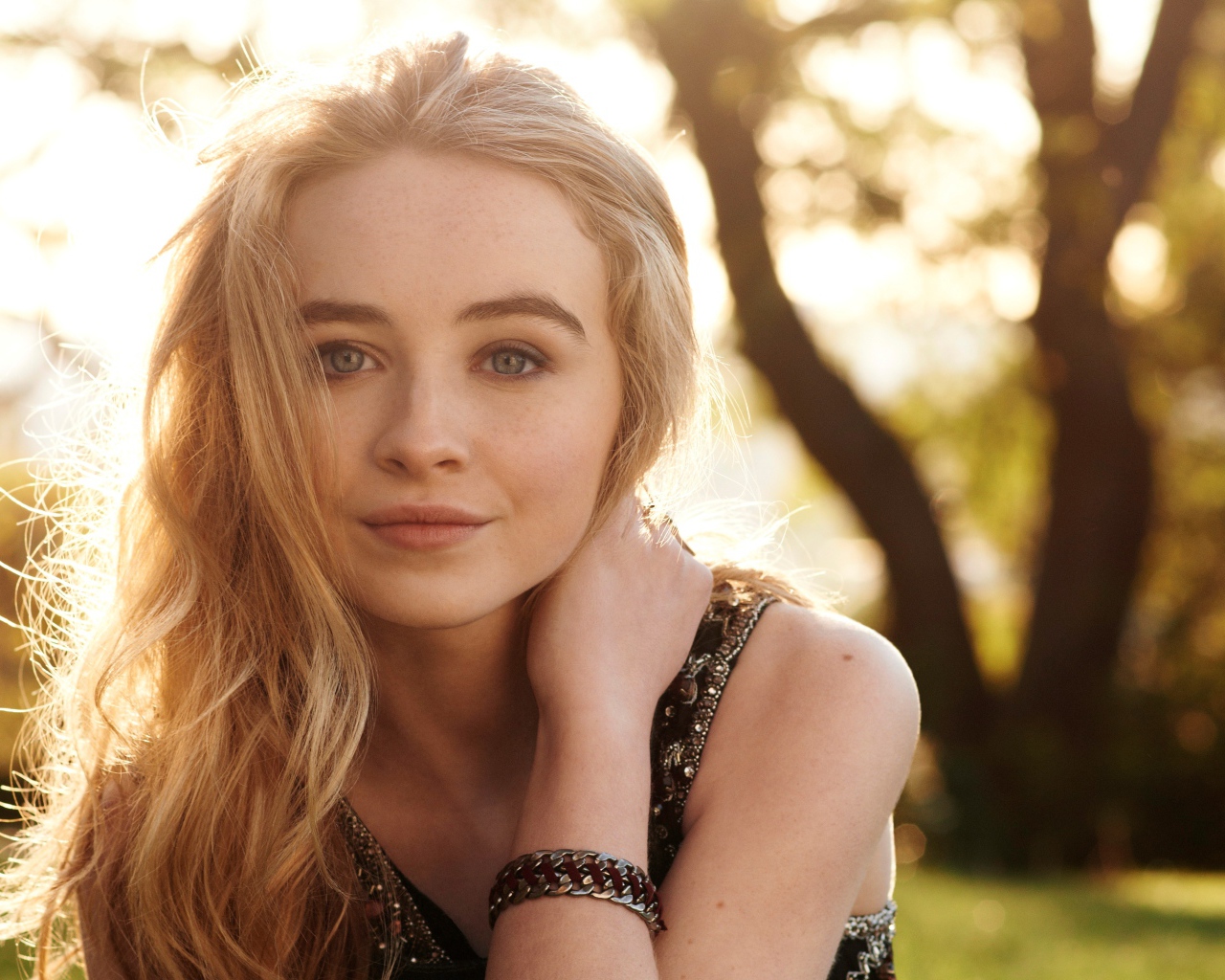 Молодая красивая девушка, актриса Сабрина Карпентер в лучах солнца