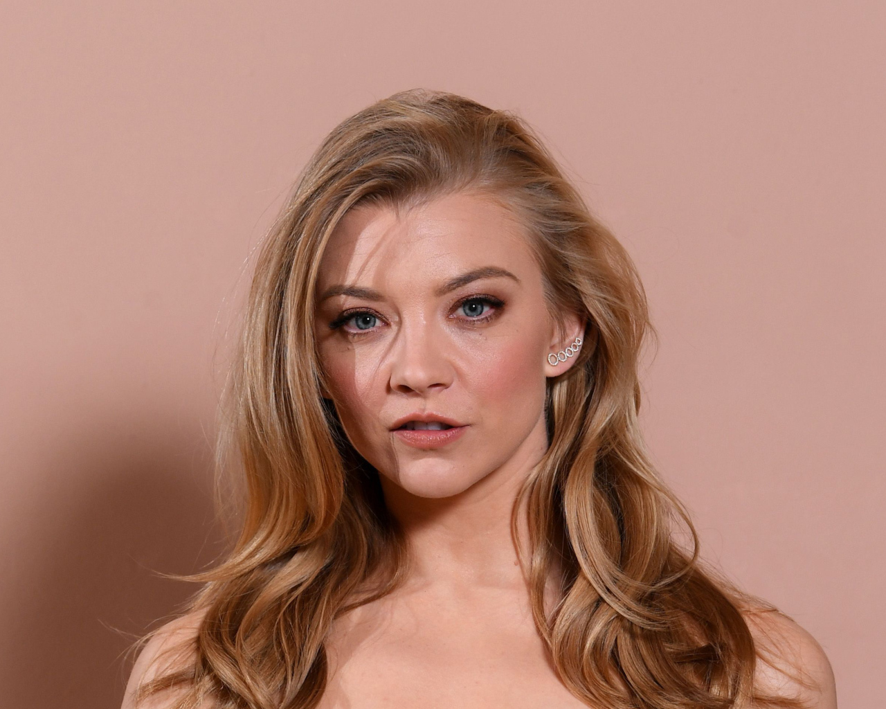 Молодая блондинка, актриса Натали Дормер на розовом фоне