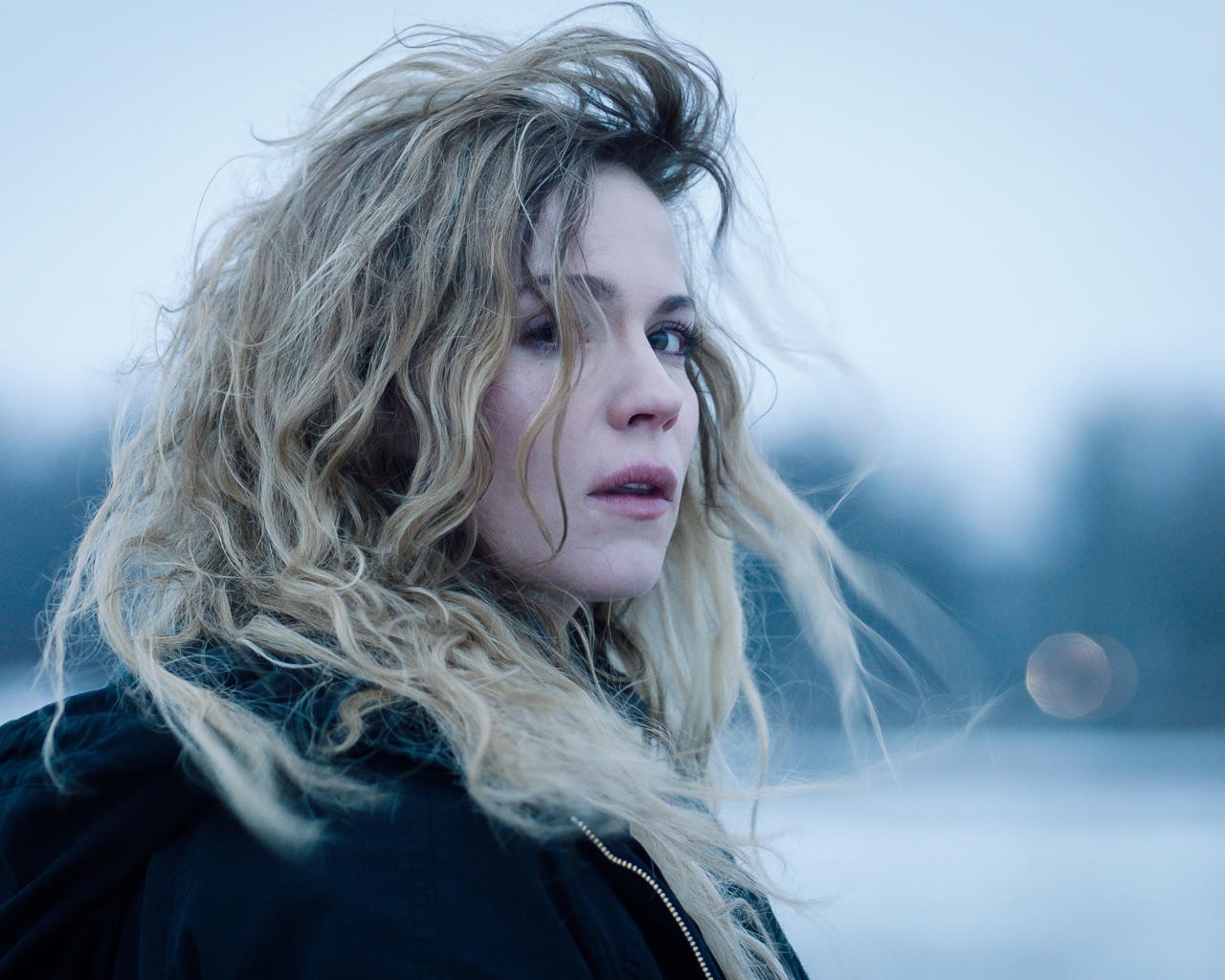 Молодая блондинка, актриса Пихла Вийтала вид сбоку