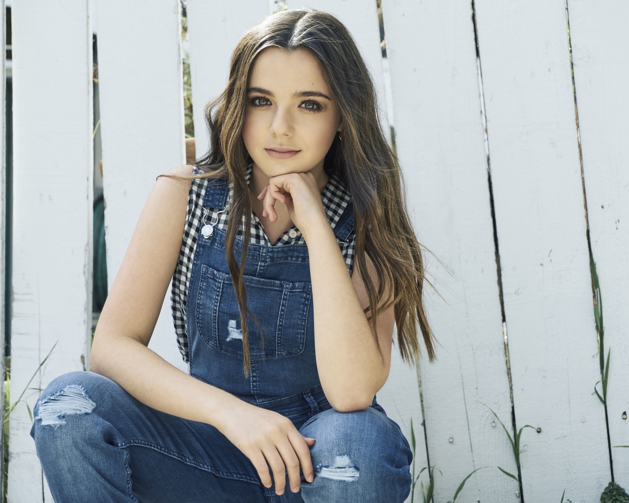 Молодая девушка, актриса Алекса Нисенсон у забора