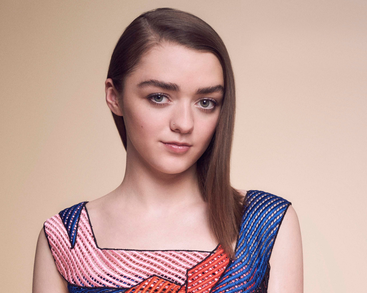 Молодая девушка, актриса Мэйси Уильямс на розовом фоне