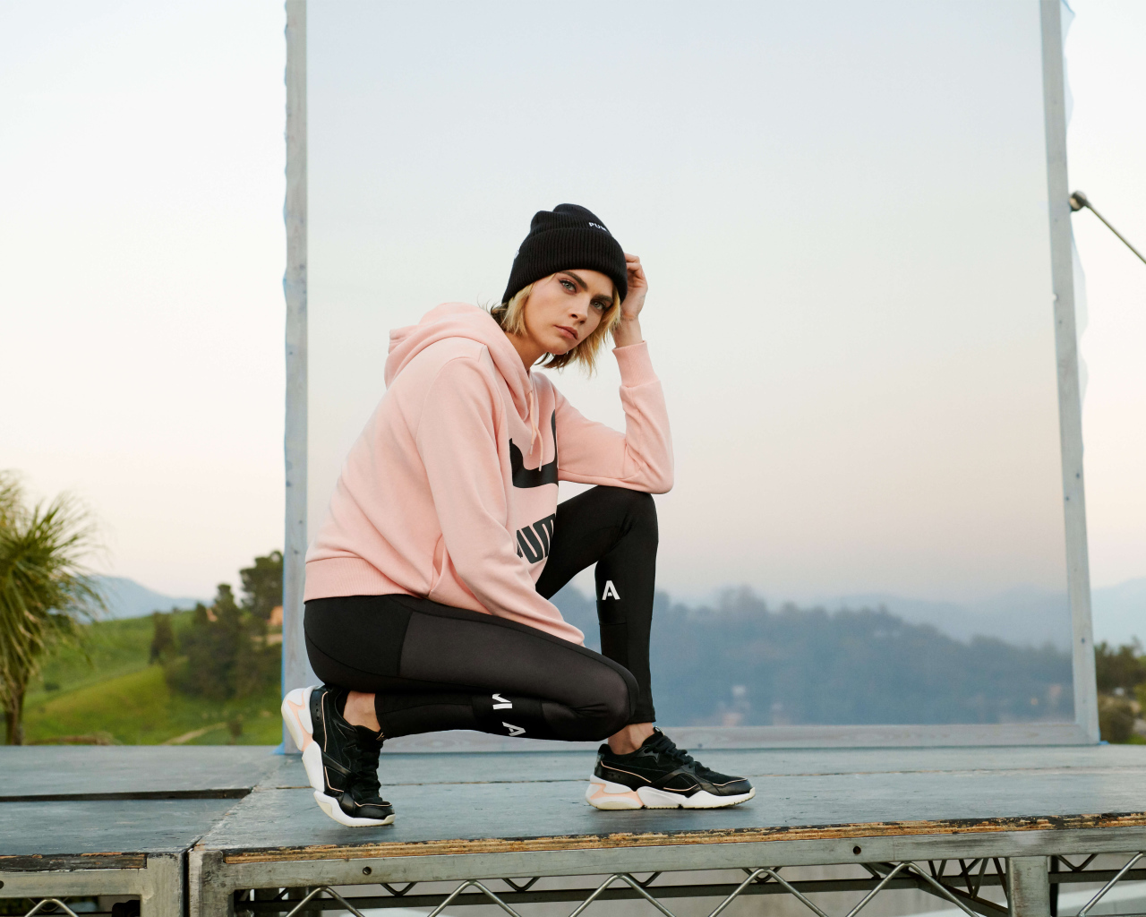 Молодая модель, актриса Кара Делевинь в спортивном костюме