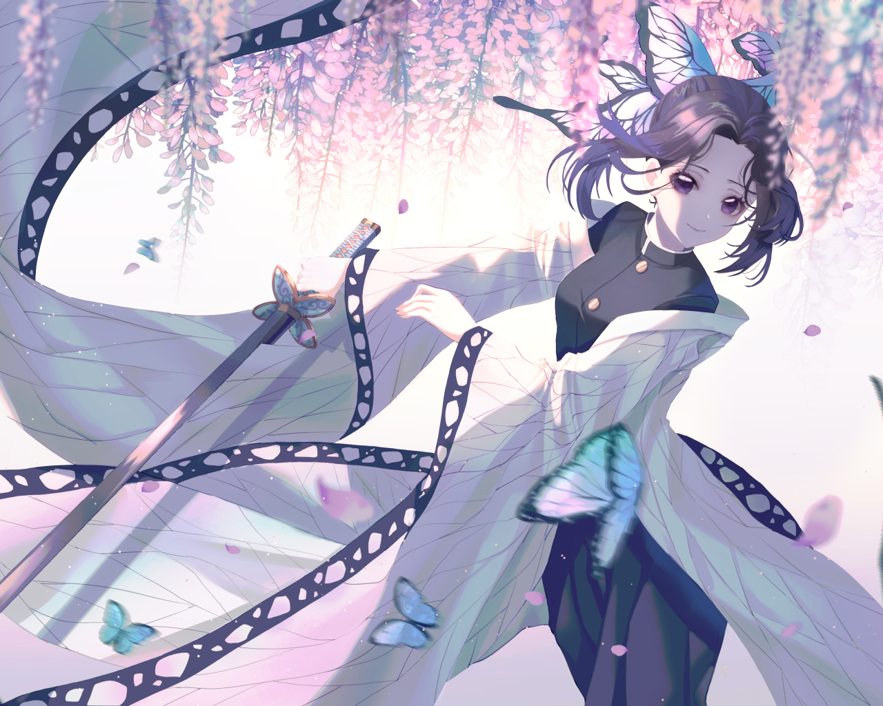 Красивая девушка азиатка с мечом и голубыми бабочками