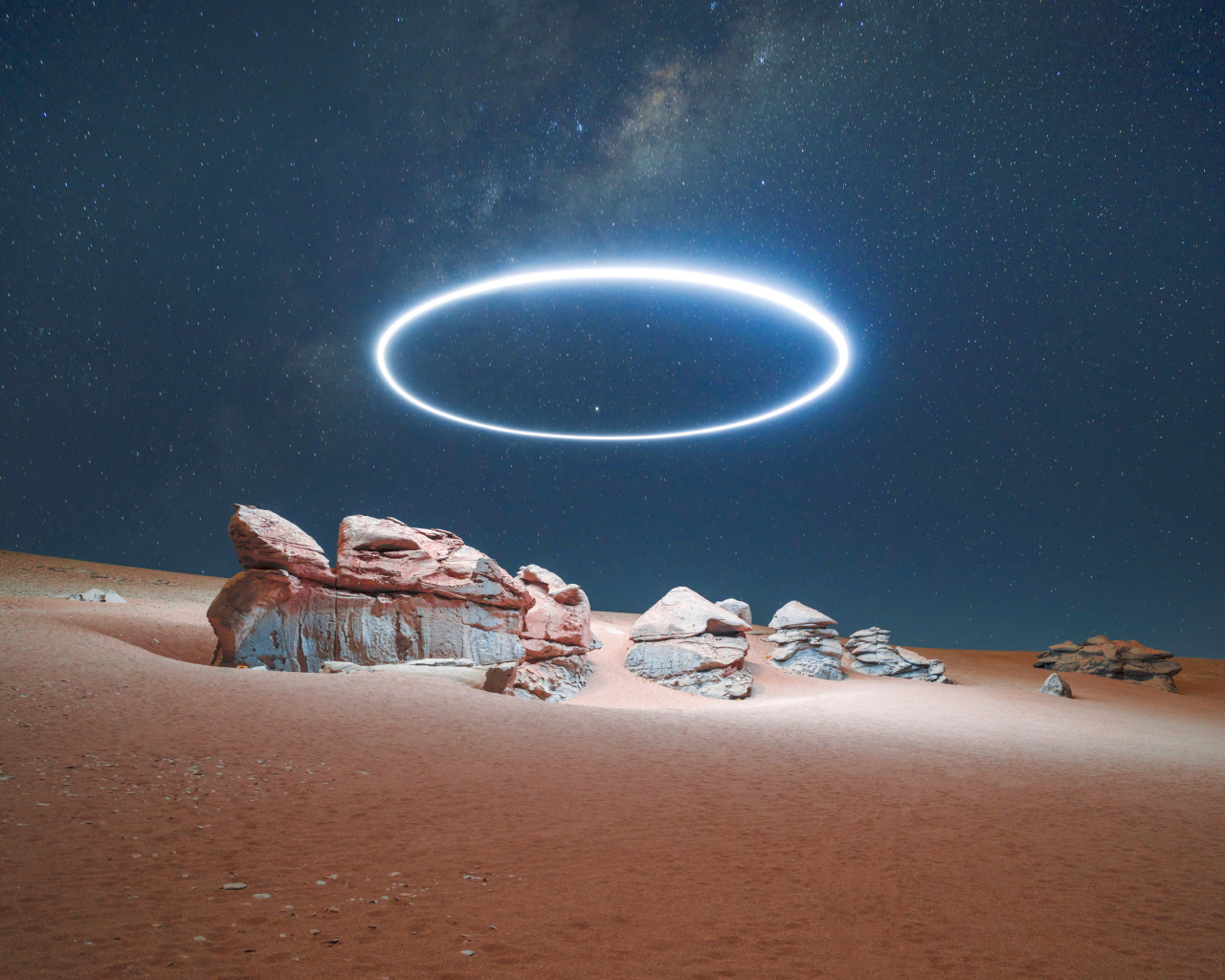 Большой яркий круг в небе над пустыней