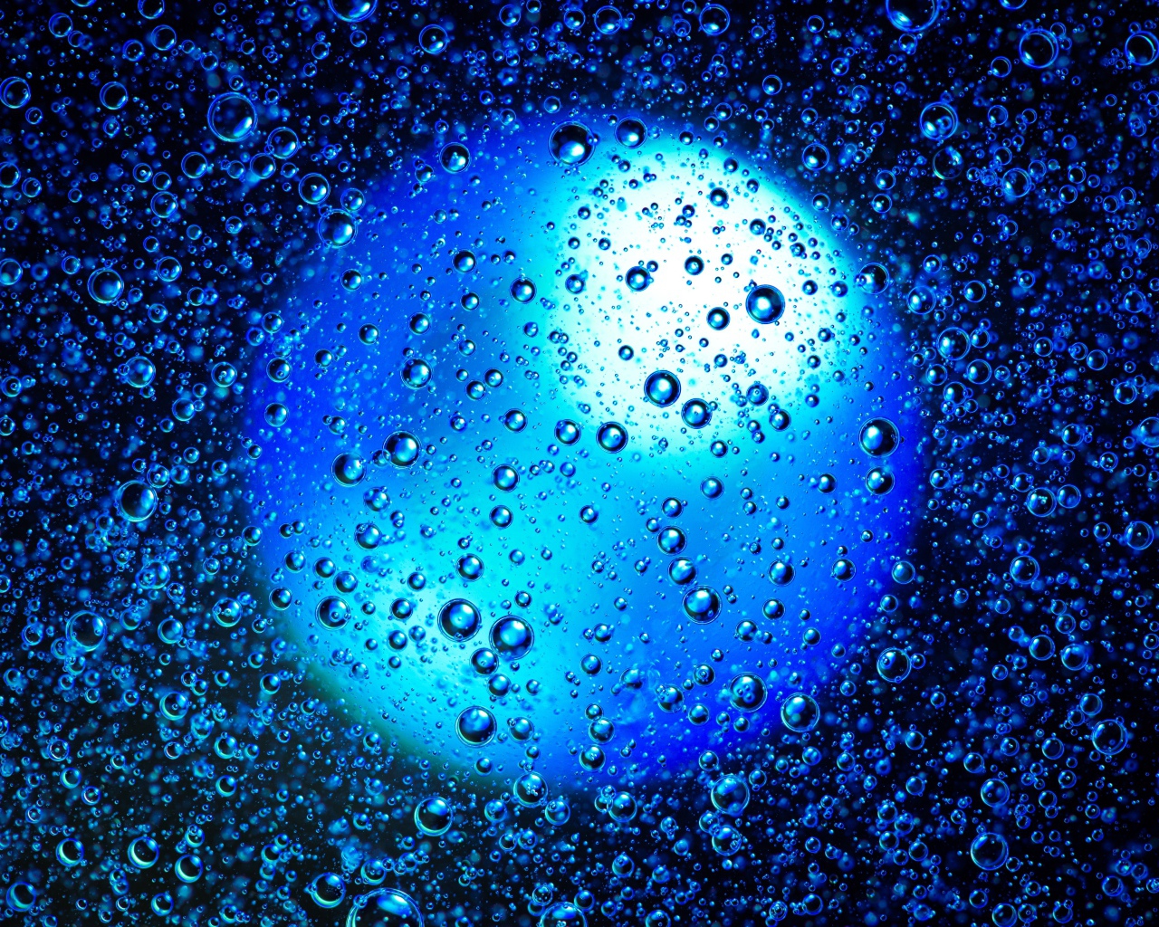 Голубой шар в воде с пузырями