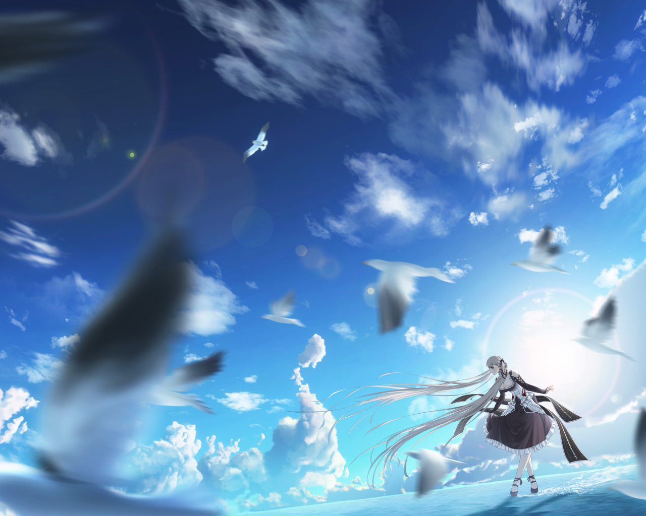 Девушка аниме на фоне голубого неба с птицами