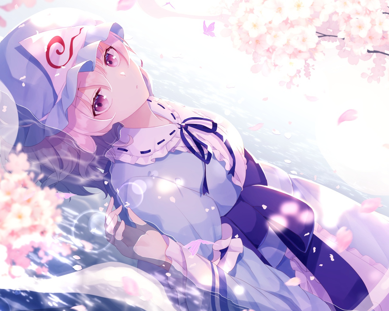 Девушка аниме на фоне белых цветов 