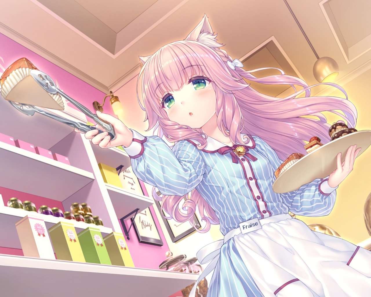 Девушка аниме с розовыми волосами на кухне