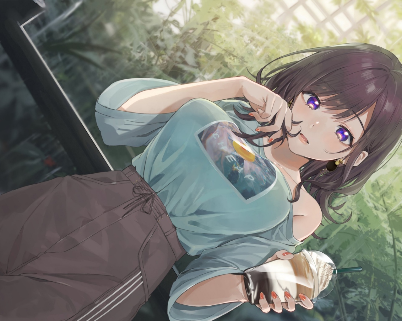 Красивая девушка аниме с коктейлем в руке 