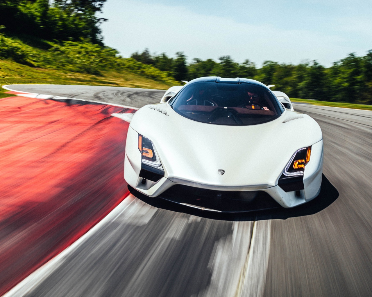 Гоночный автомобиль  SSC Tuatara, 2019 года на трассе