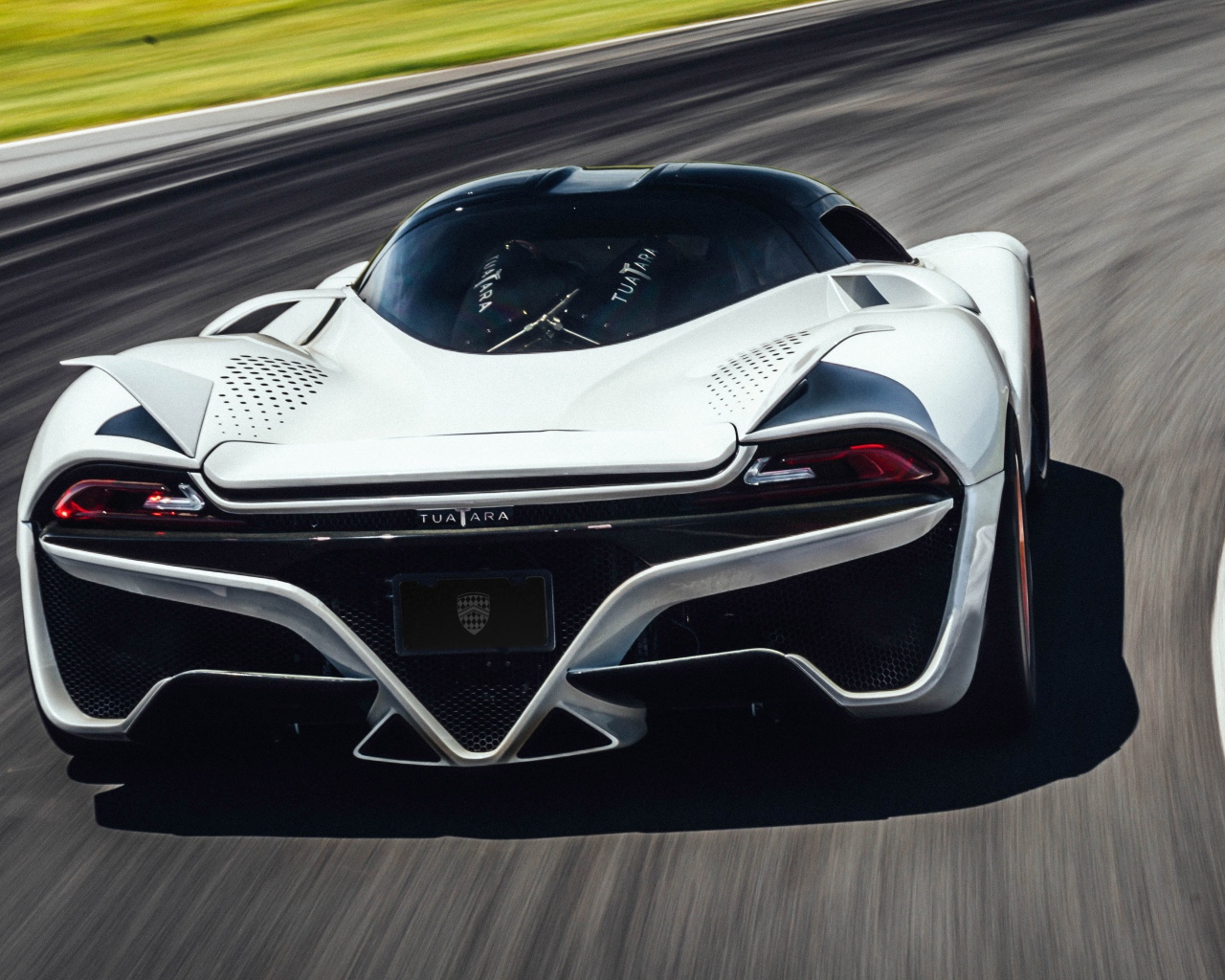 Спортивный автомобиль SSC Tuatara, 2019 года на трассе