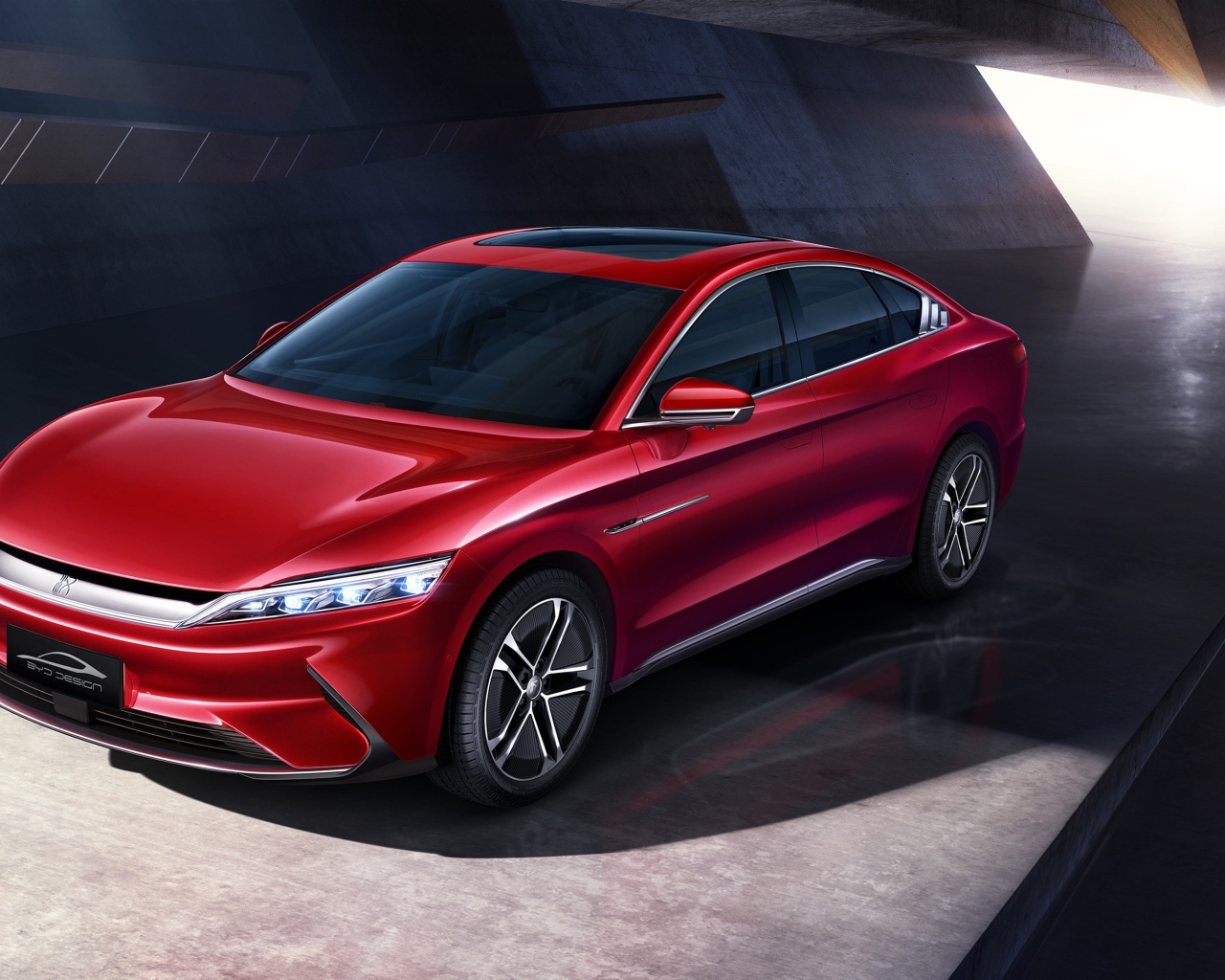 Красный автомобиль BYD Han EV 2020 года 