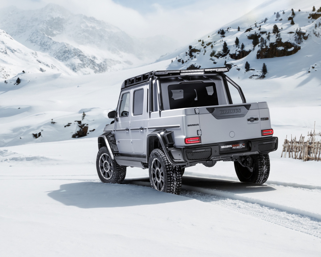 Автомобиль Brabus 800 Adventure XLP 2020 года в заснеженных горах 