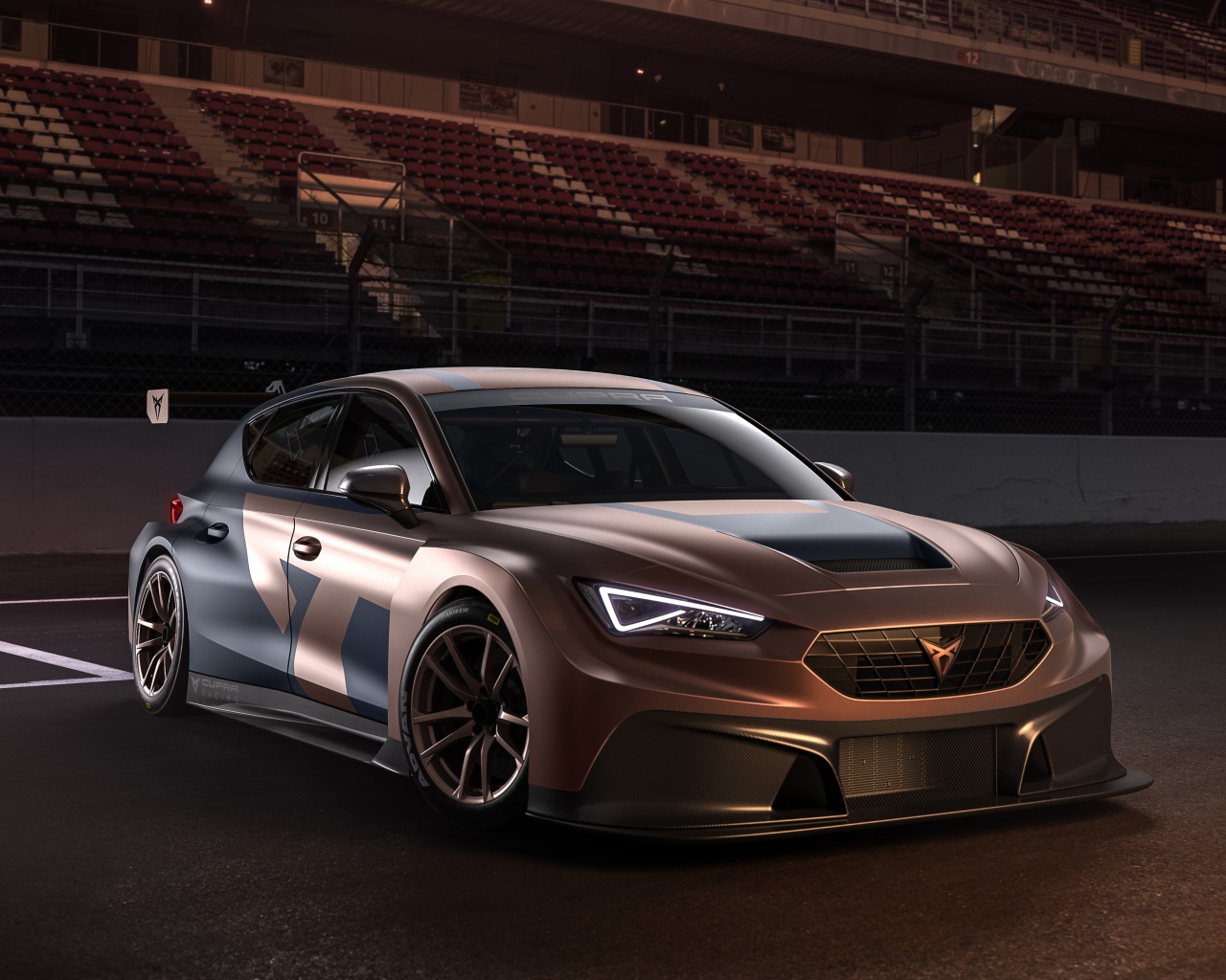 Автомобиль Cupra Leon Competition 2020 года на стадионе