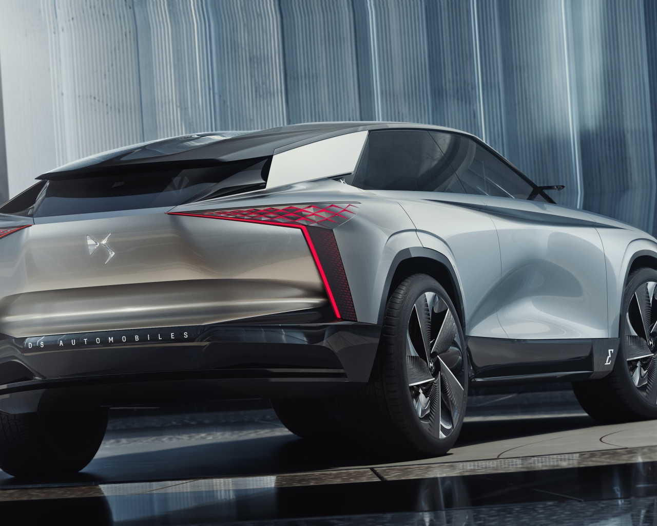 Автомобиль DS Aero Sport Lounge 2020 года вид сзади