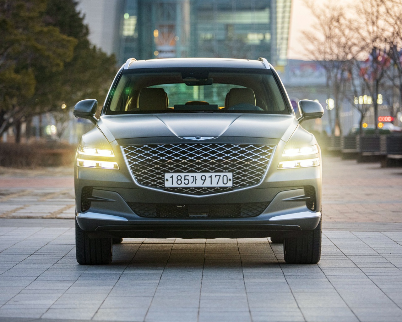 Автомобиль Genesis GV80,  2020 года с включенными фарами