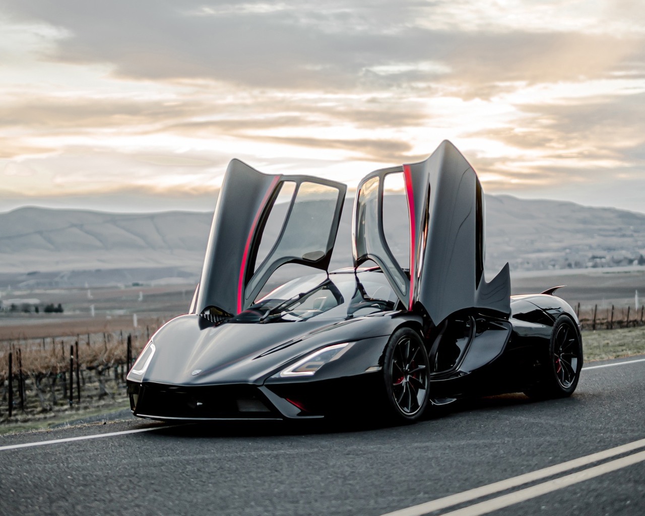 Спортивный автомобиль SSC Tuatara, 2020 года с открытыми дверями