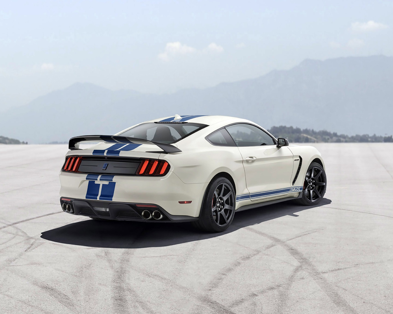Автомобиль  Shelby GT350, 2020 года на асфальте
