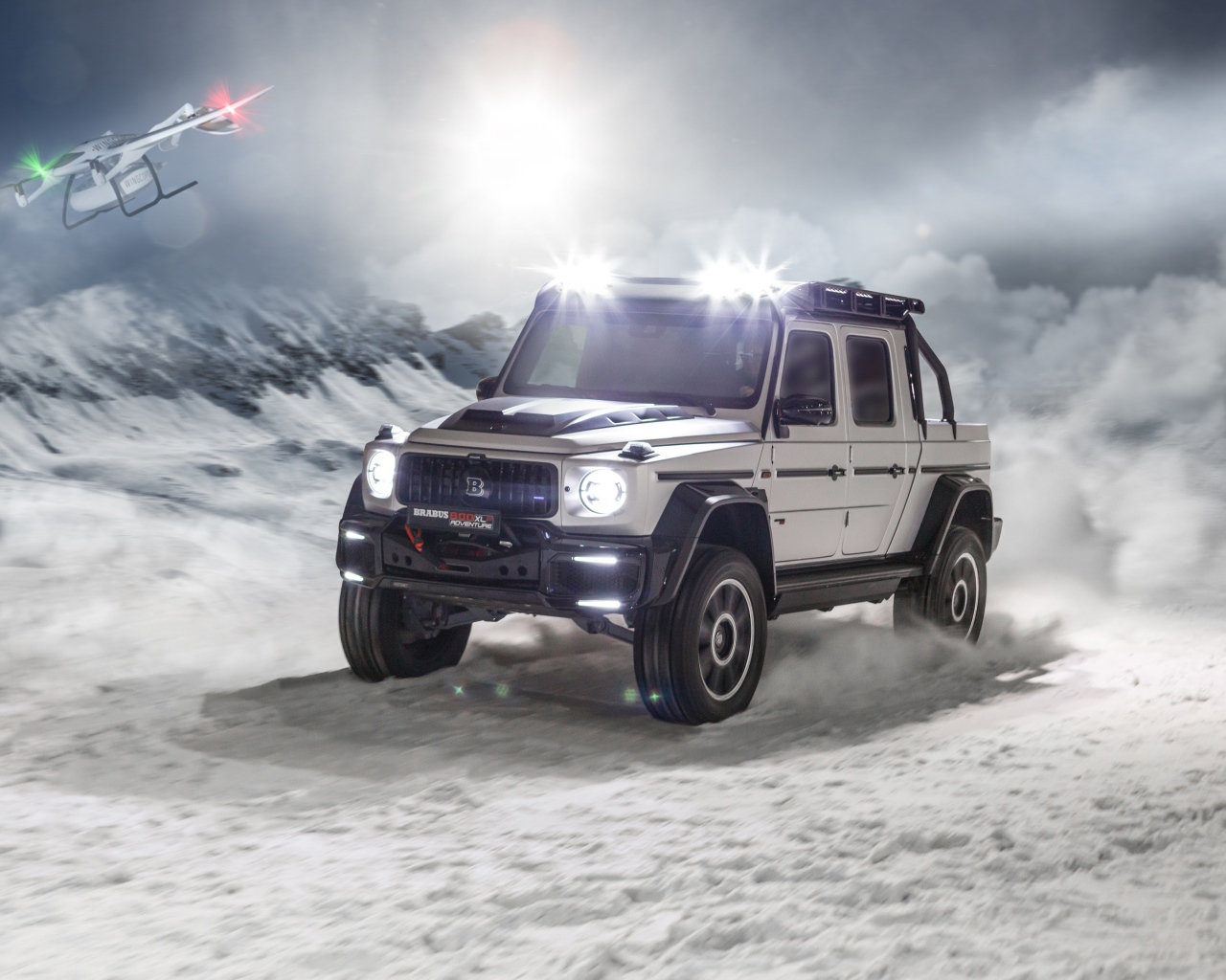 Быстрый  Brabus 800 Adventure XLP 2020 года едет по заснеженной дороге 