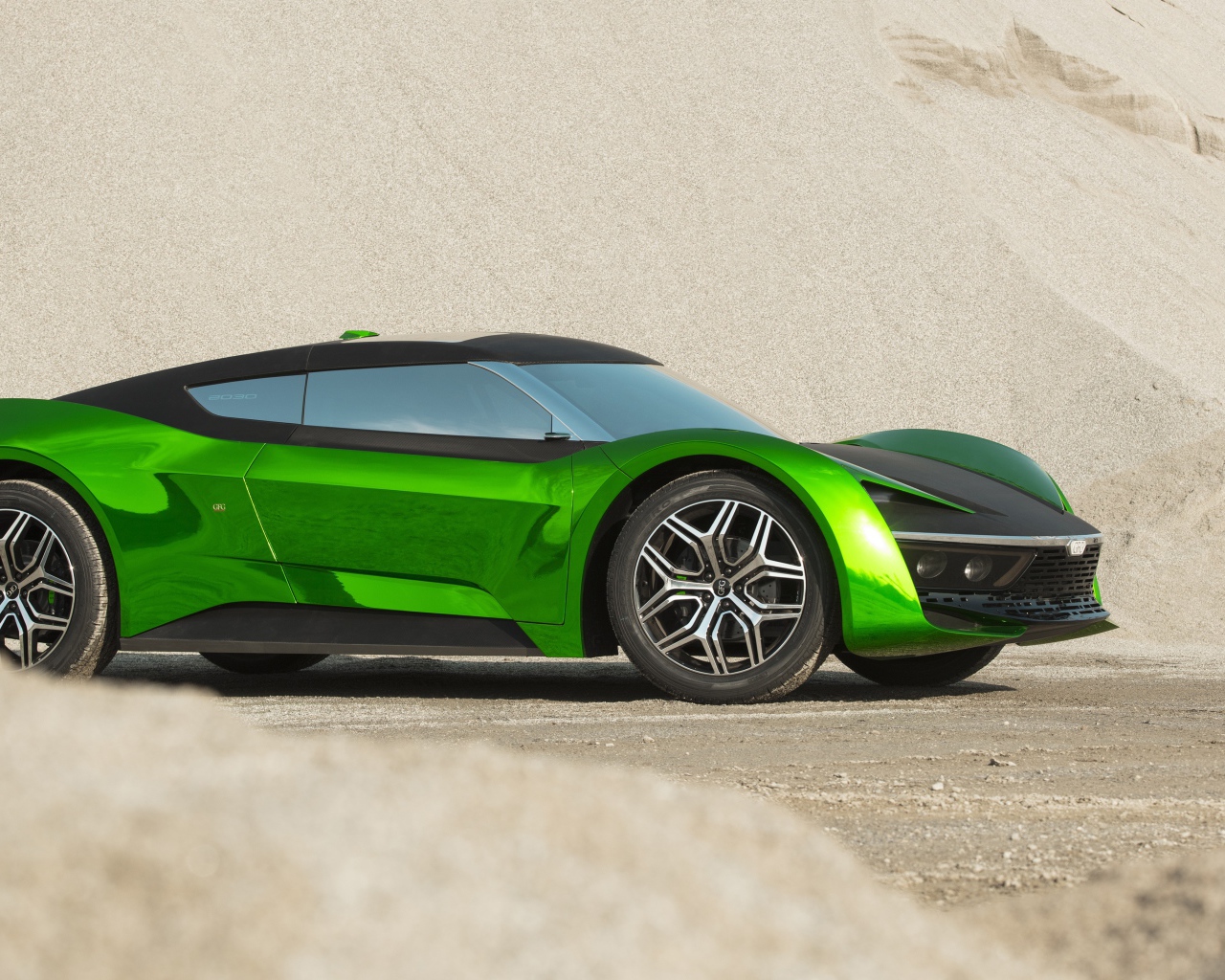 Зеленый автомобиль GFG Vision 2020 года стоит на песке