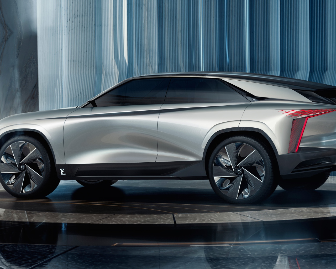 Серебристый автомобиль DS Aero Sport Lounge 2020 года вид сбоку