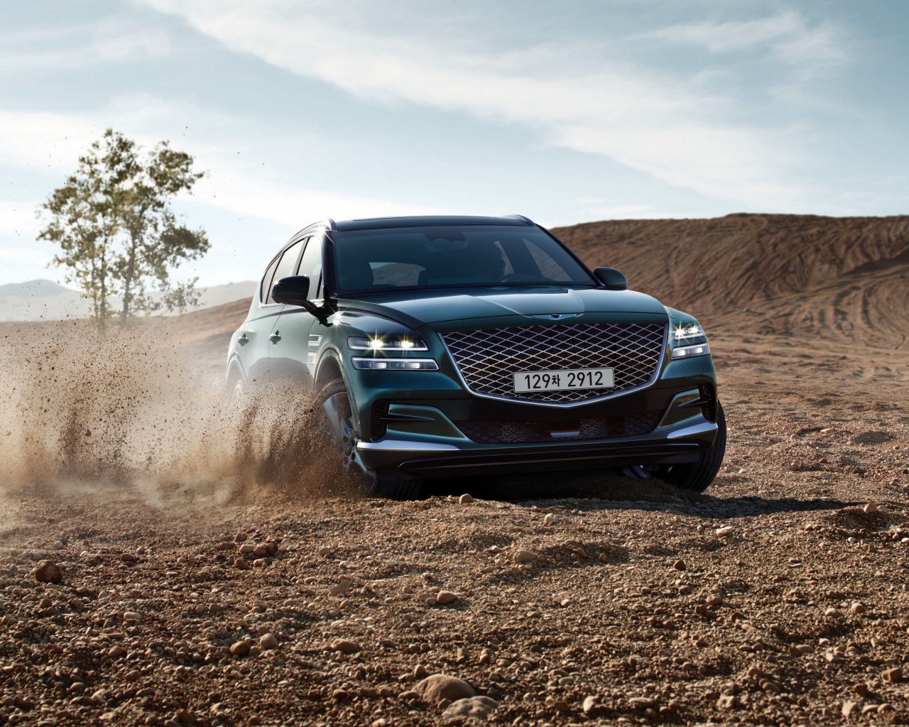 Внедорожник Genesis GV80, 2020 года на бездорожье 