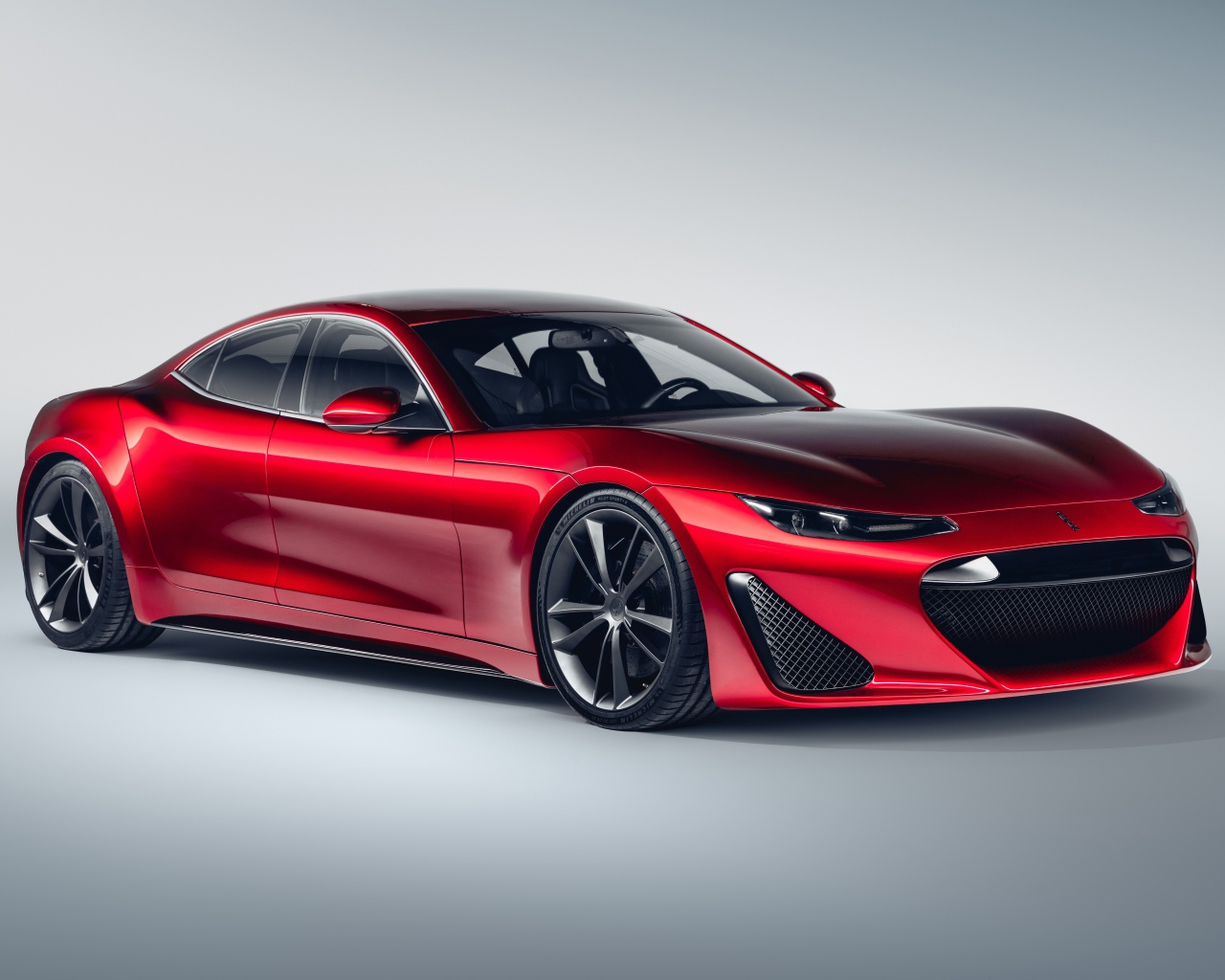 Красный автомобиль  Drako GTE, 2020 года на сером фоне вид спереди