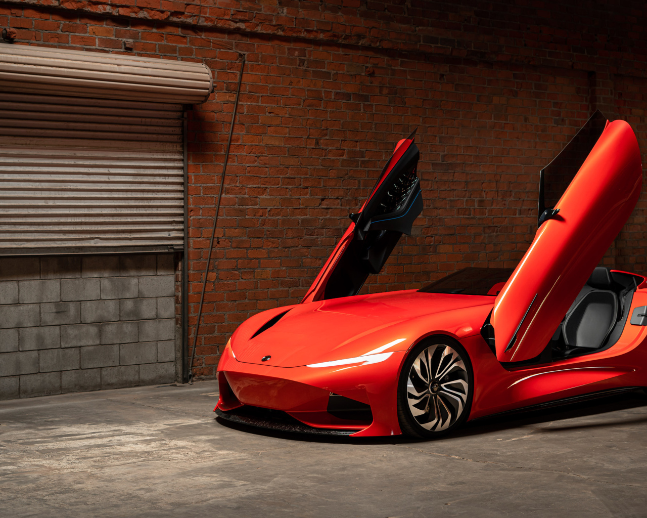 Красный автомобиль Karma SC1 Vision Concept 2019 года с открытыми дверями