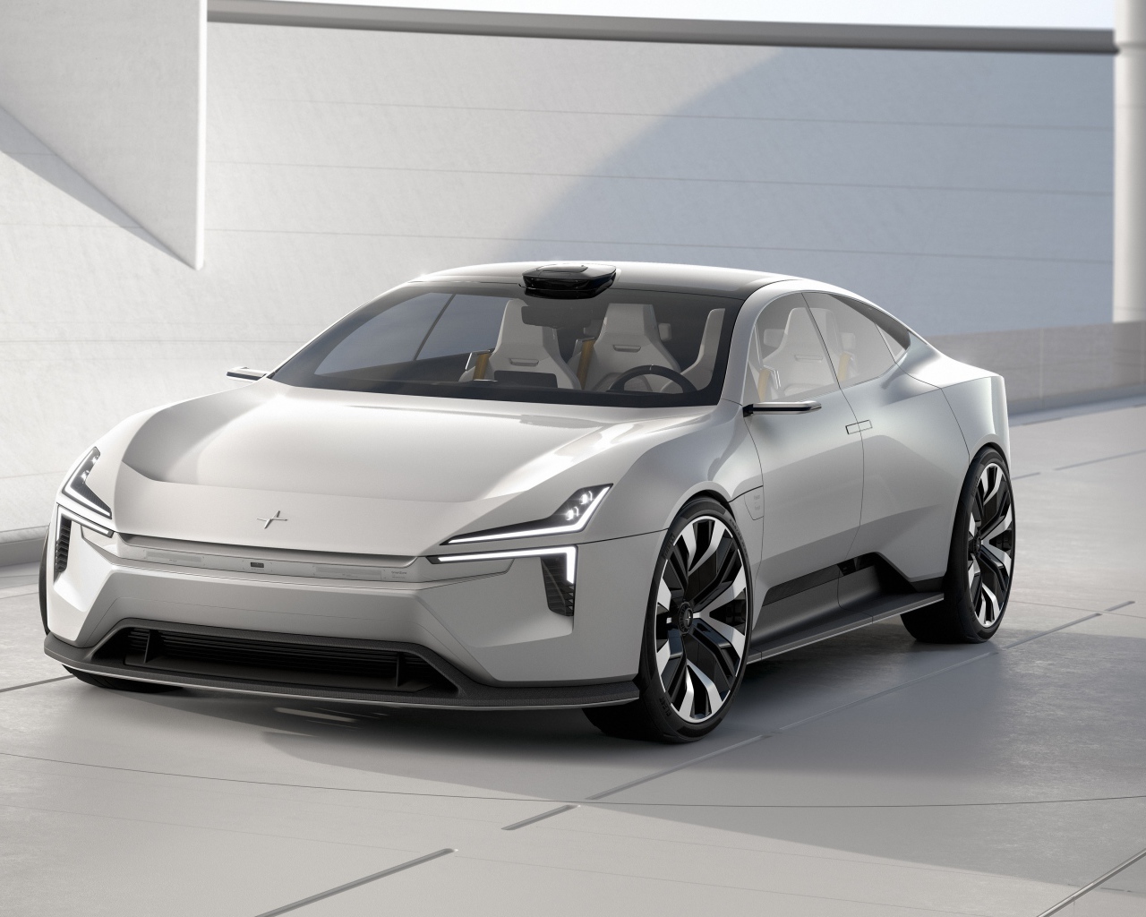 Серебристый автомобиль Polestar Precept 2020 года