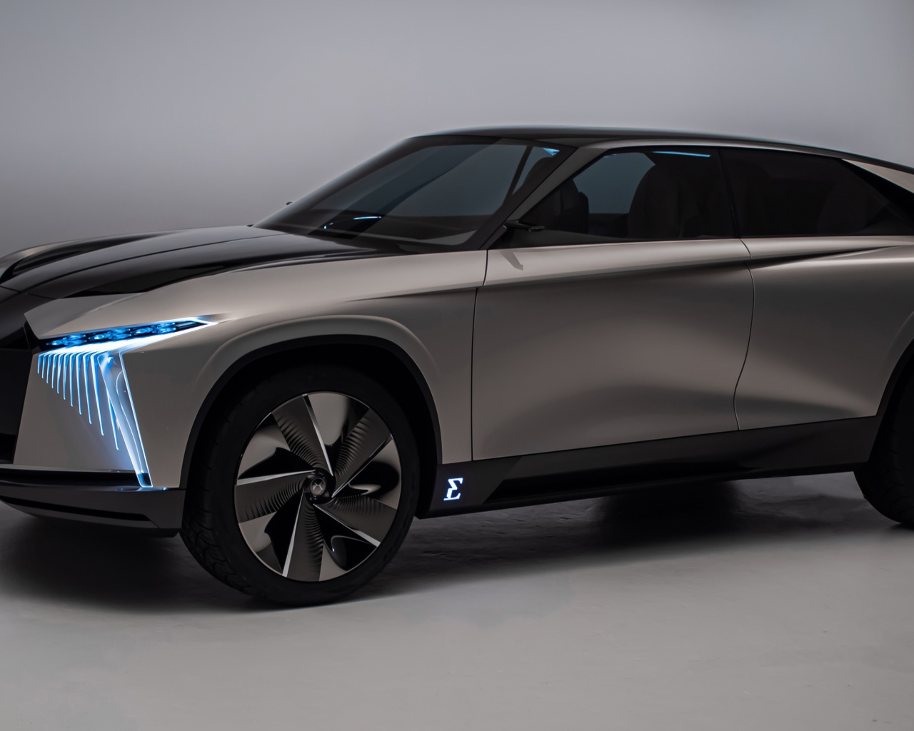 Серебристый автомобиль DS Aero Sport Lounge 2020 года на сером фоне