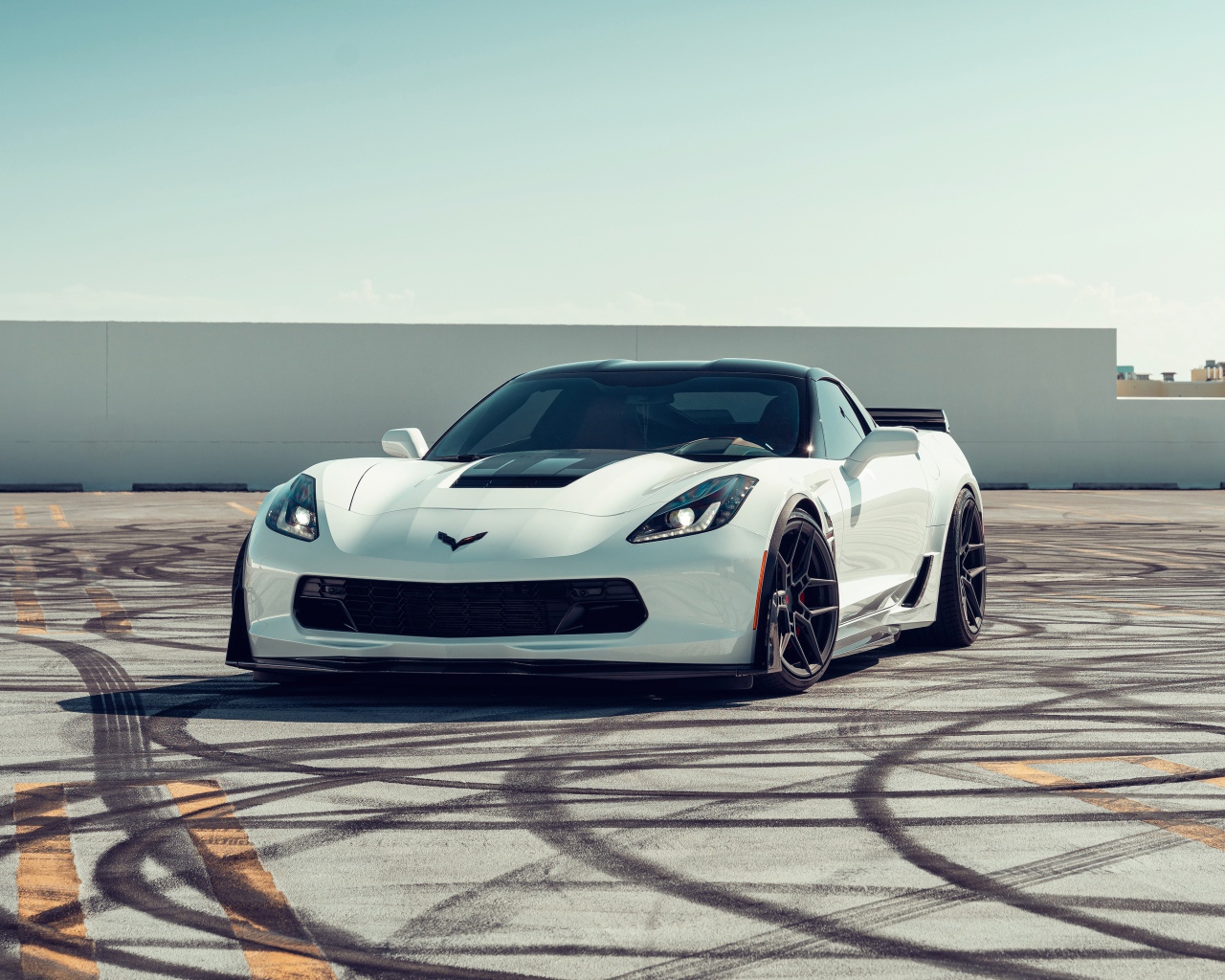 Белый спортивный автомобиль Corvette Grand Sport