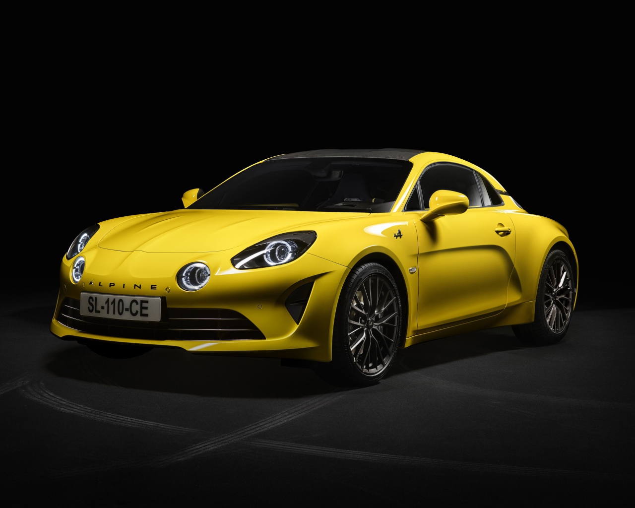 Желтый автомобиль Alpine A110 Color Edition 2020 года на черном фоне
