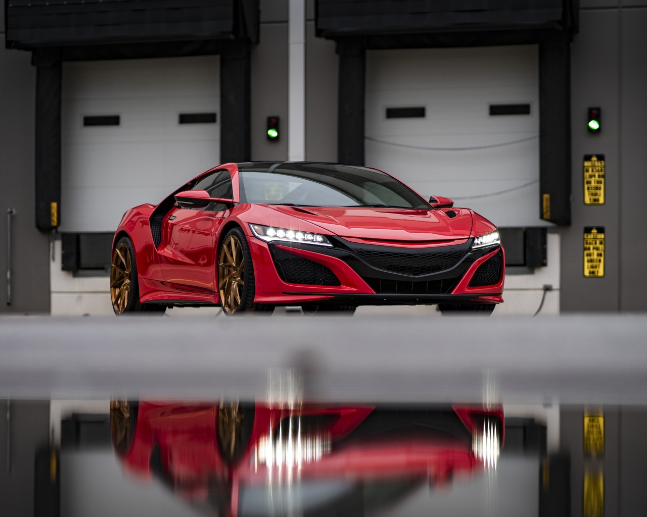 Красный спортивный автомобиль Acura NSX в гараже
