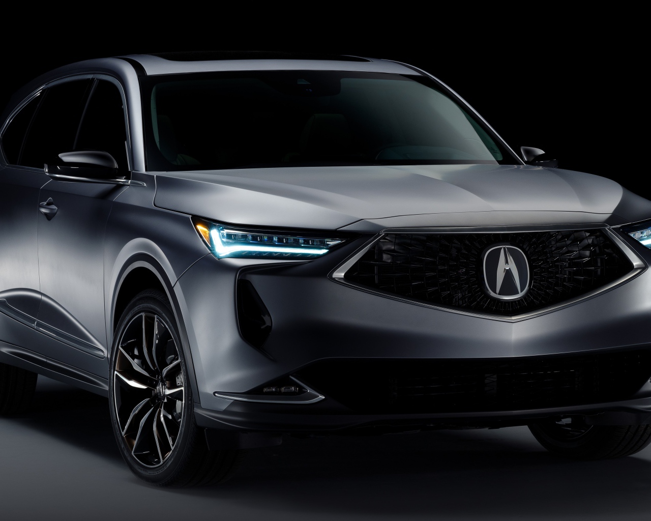 Серебристый автомобиль Acura MDX Prototype 2020 года на черном фоне