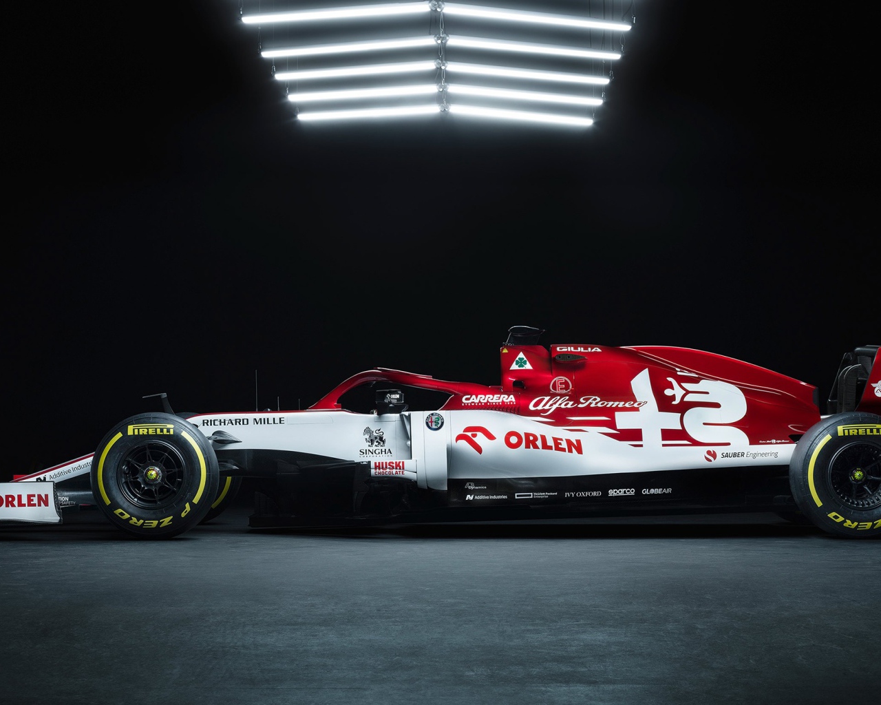 Гоночный автомобиль Alfa Romeo C39 2020 года вид сбоку