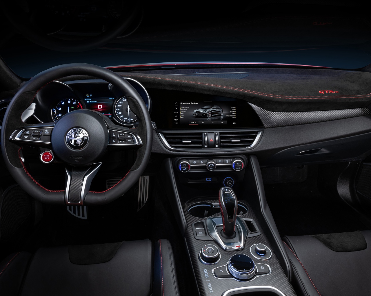 Салон автомобиля Alfa Romeo Giulia GTAm 2020 года 