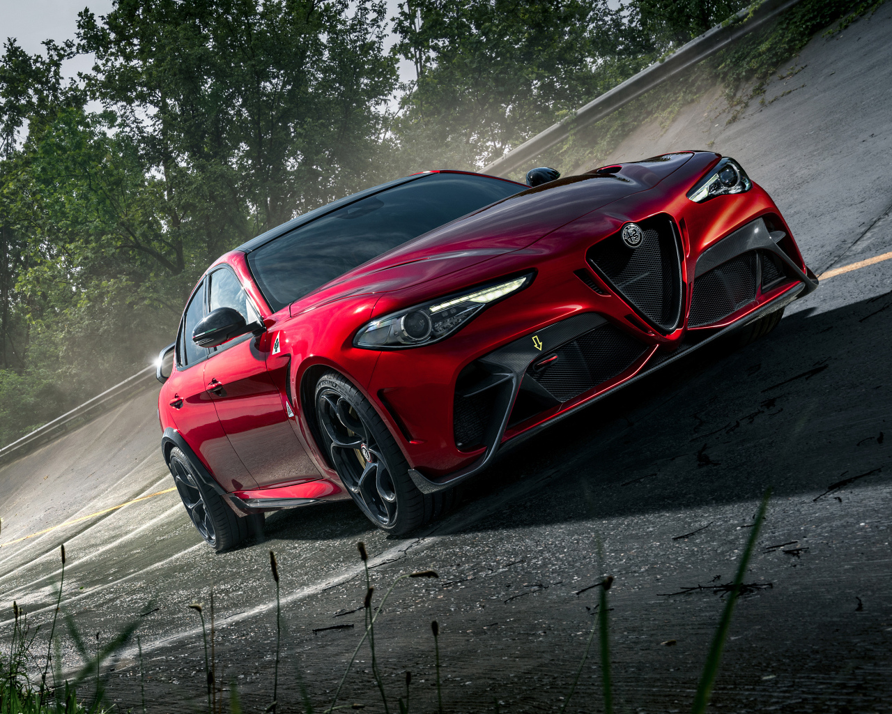 Автомобиль Alfa Romeo Giulia GTAm, 2021 года красного цвета