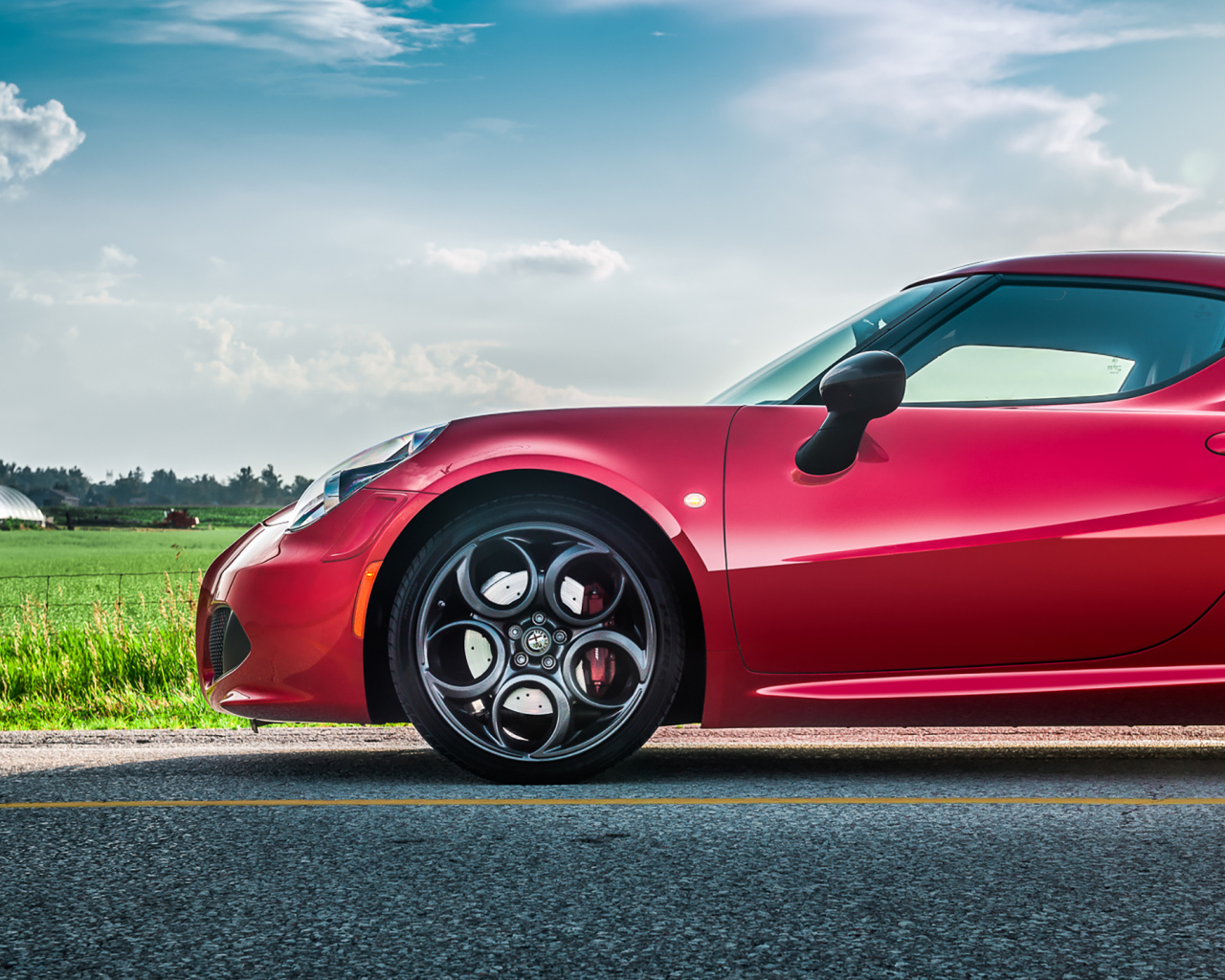 Красный автомобиль Alfa Romeo 4C на трассе 