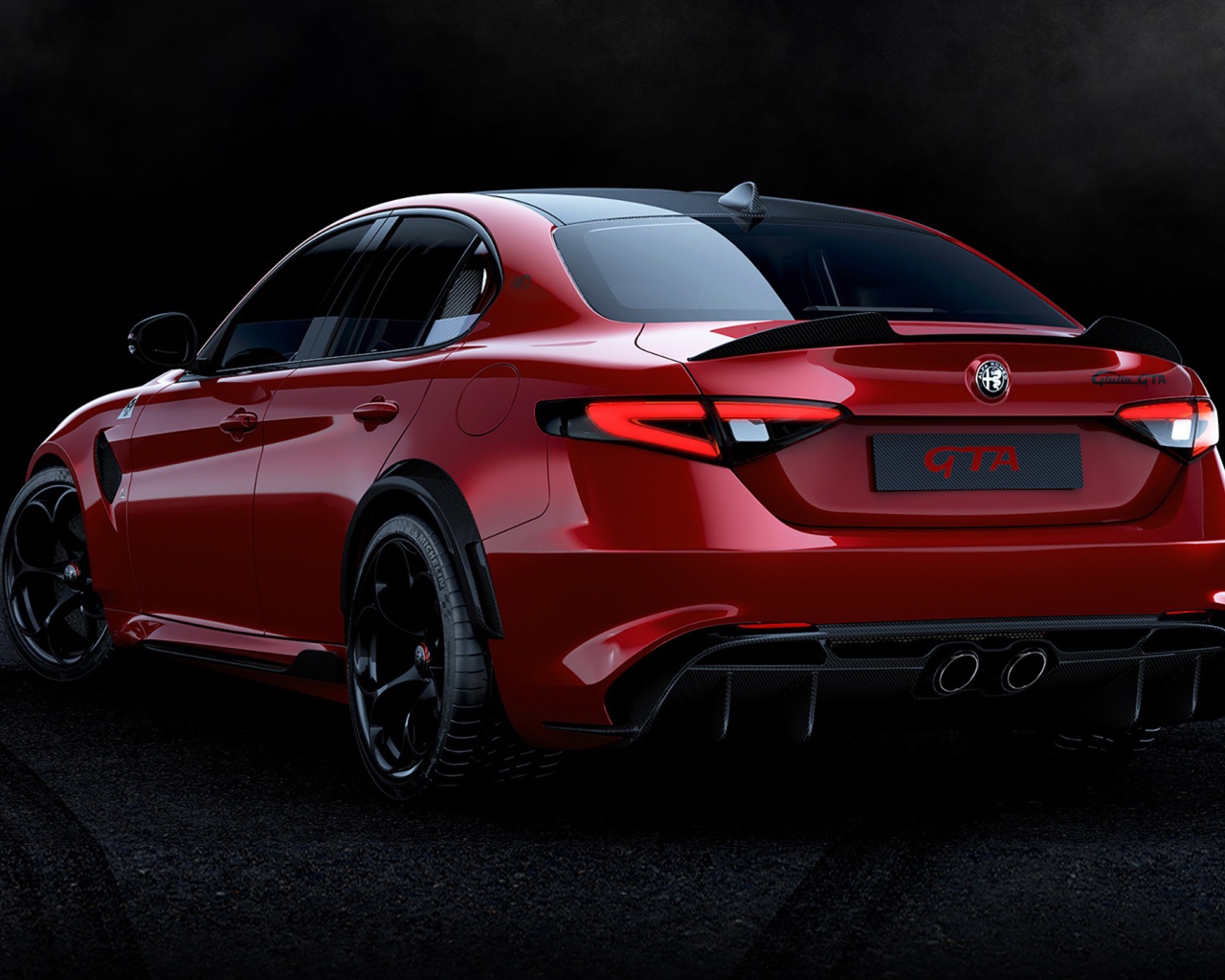 Красный автомобиль Alfa Romeo Giulia GTA 2020 года вид сзади