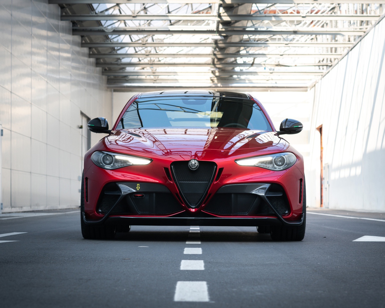 Красный автомобиль Alfa Romeo Giulia GTAm 2020 года вид спереди