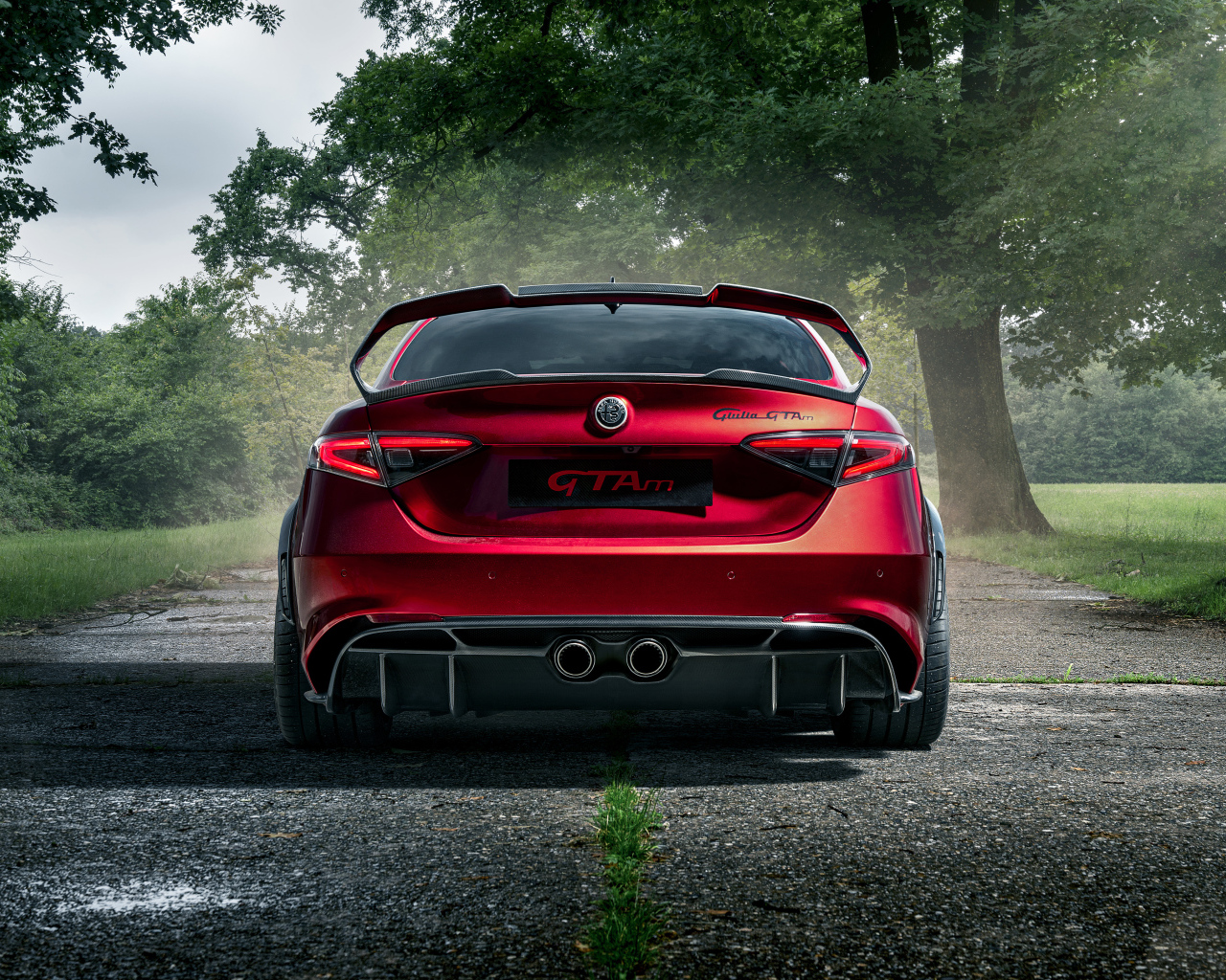 Красный автомобиль Alfa Romeo Giulia GTAm, 2021 года вид сзади