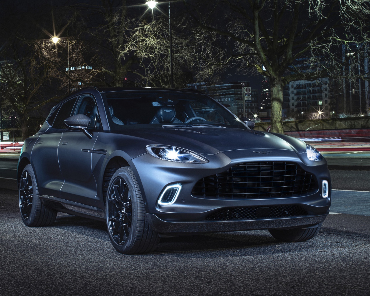 Автомобиль Aston Martin DBX Q Concept 2020 года с включенными фарами