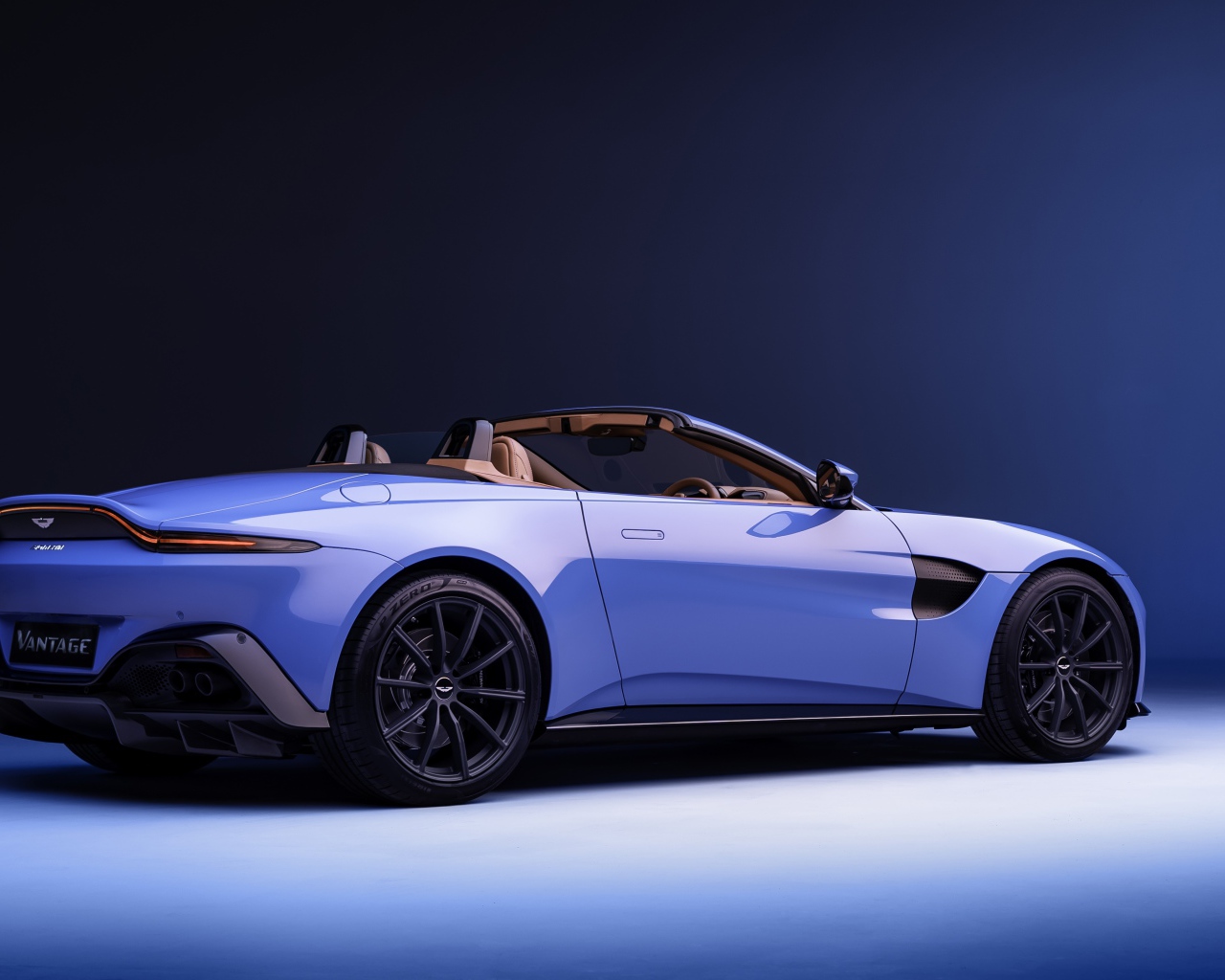Автомобиль Aston Martin Vantage Roadster 2020 года вид сзади