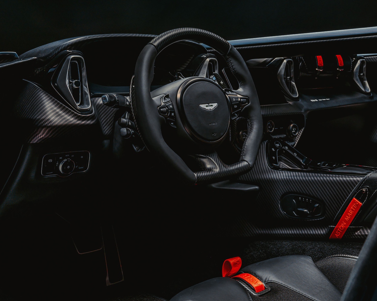 Черный кожаный салон Aston Martin V12 Speedster 2020 года