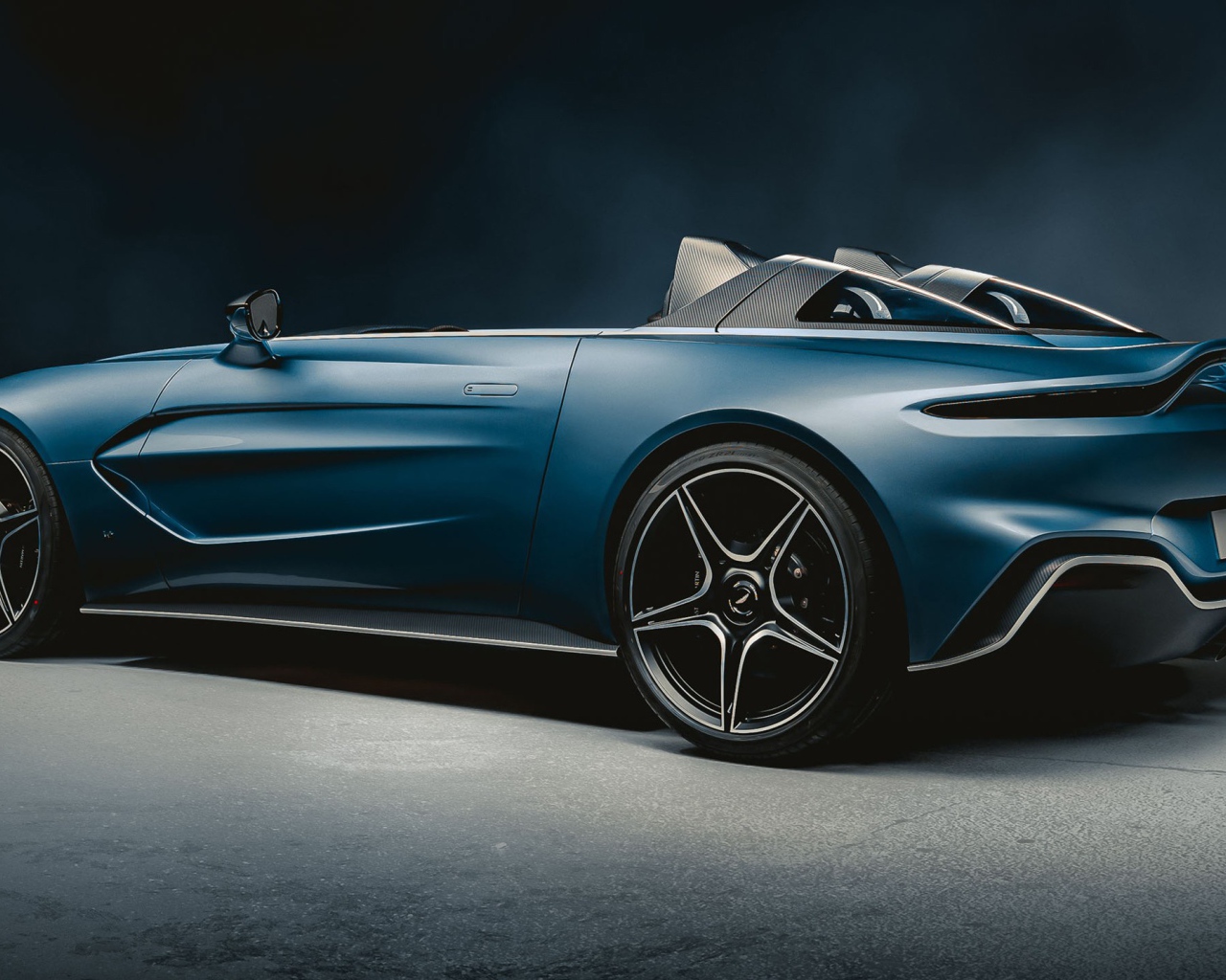 Синий автомобиль Aston Martin V12 Speedster 2020 года вид сбоку 