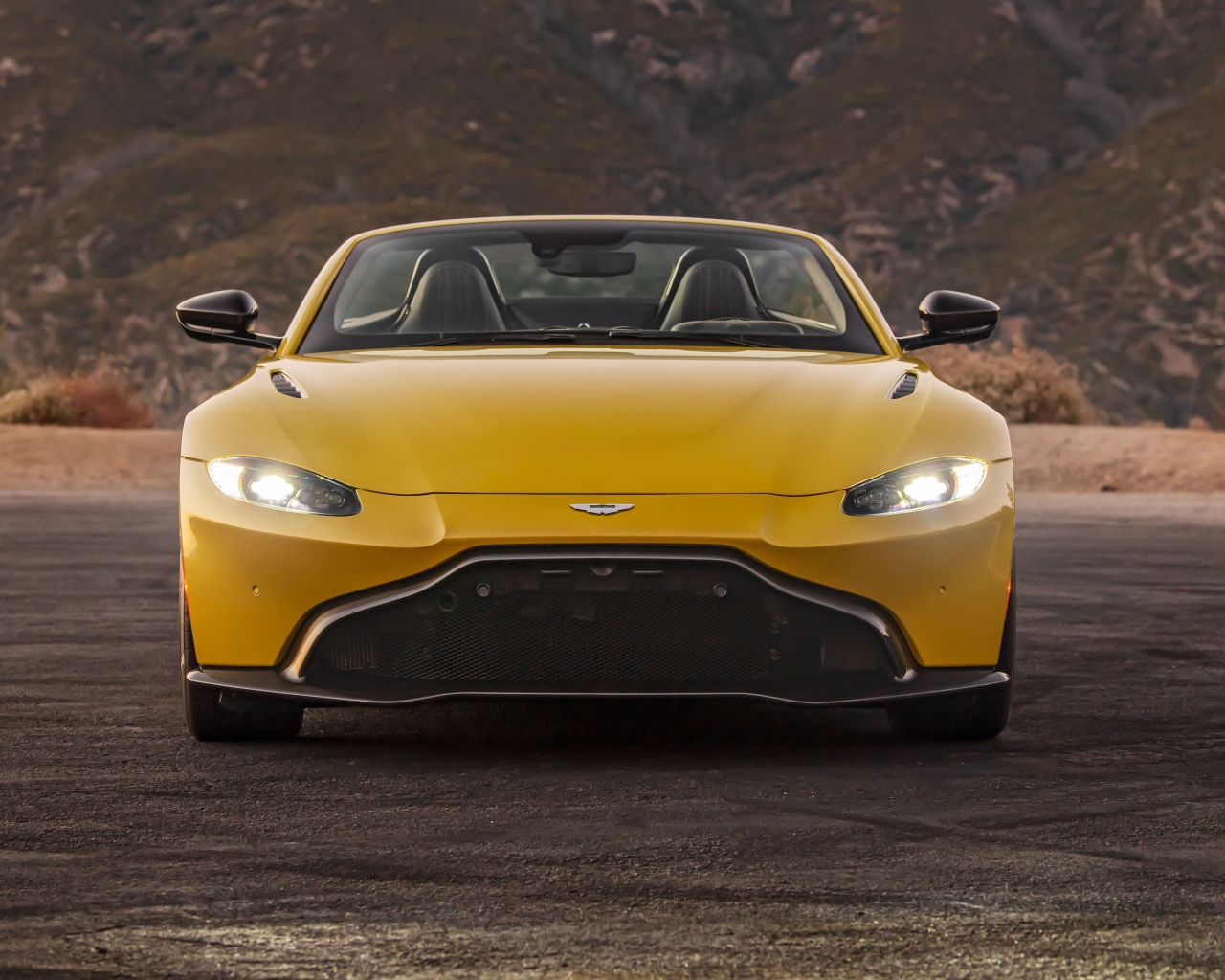 Автомобиль  Aston Martin Vantage Roadster, 2021 года с включенными фарами
