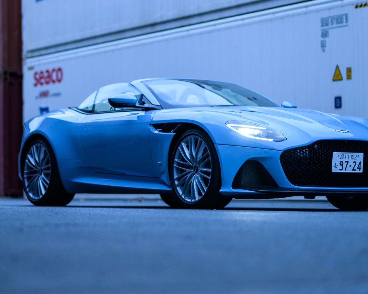 Автомобиль Aston Martin DBS Superleggera Volante в порту 