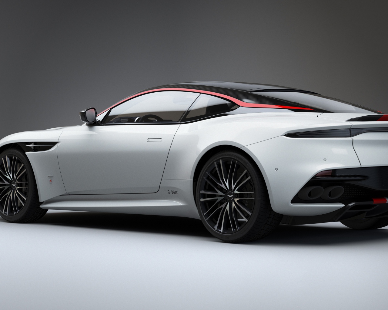 Автомобиль Aston Martin DBS Superleggera, 2019 года вид сзади