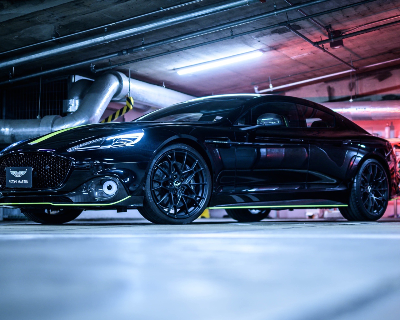 Черный автомобиль Aston Martin Rapide AMR в гараже