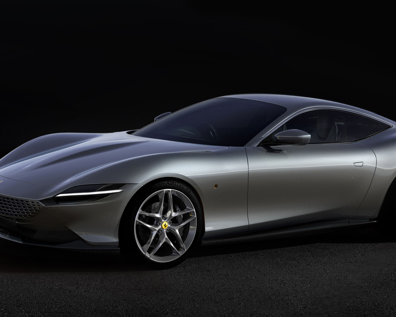 Серый автомобиль Aston Martin DBS Superleggera 2019 года на черном фоне